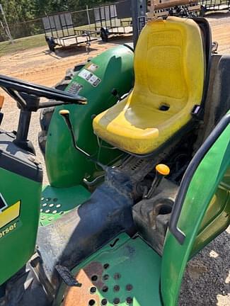 Image of John Deere 5205 equipment image 4