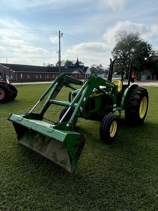 Image of John Deere 5205 equipment image 2