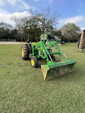 Image of John Deere 5205 equipment image 1