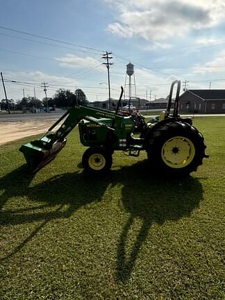 Image of John Deere 5205 equipment image 3