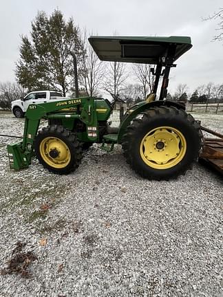 Image of John Deere 5205 equipment image 1