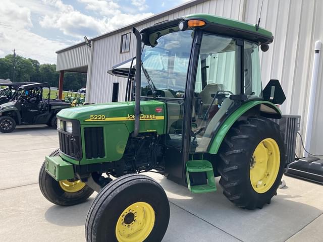 Image of John Deere 5220 equipment image 2