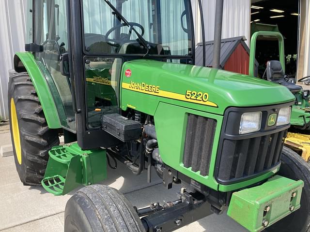 Image of John Deere 5220 equipment image 1