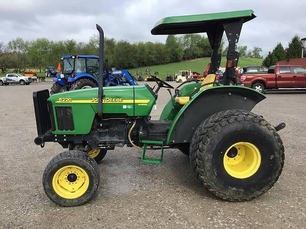 Image of John Deere 5220 equipment image 3