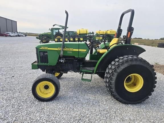 Image of John Deere 5220 equipment image 3