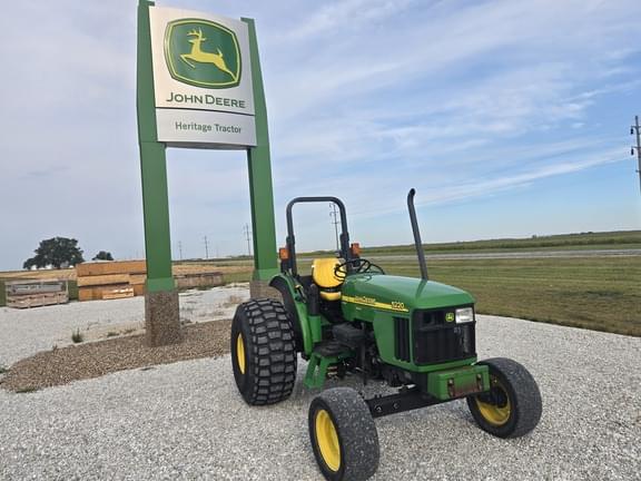 Image of John Deere 5220 equipment image 2