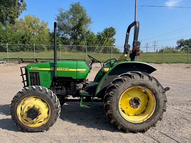 Image of John Deere 5220 equipment image 1