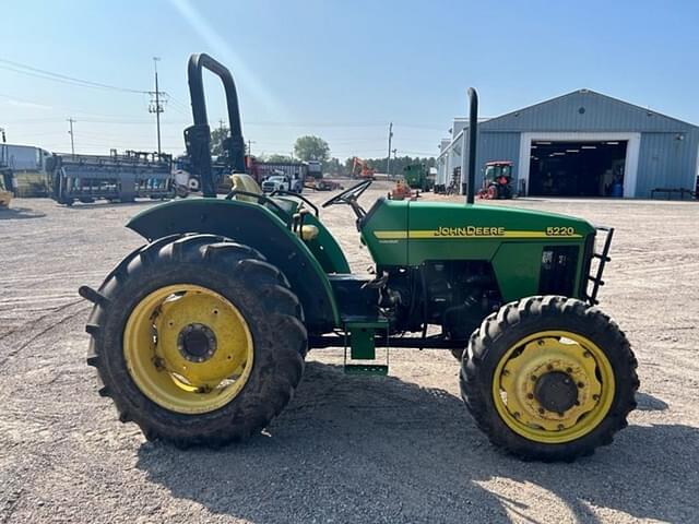 Image of John Deere 5220 equipment image 3