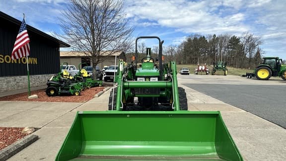 Image of John Deere 5220 equipment image 2