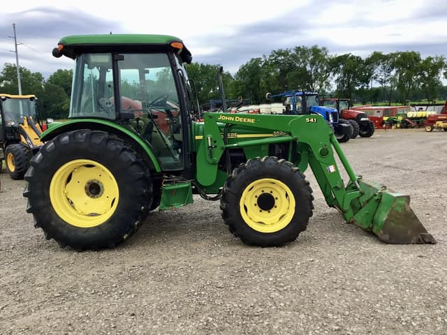 Image of John Deere 5520 equipment image 2