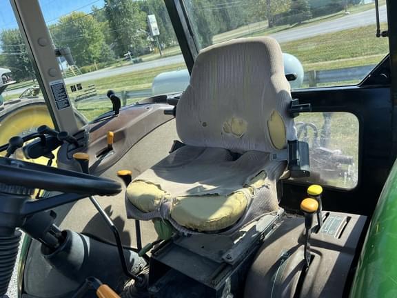 Image of John Deere 5520 equipment image 3