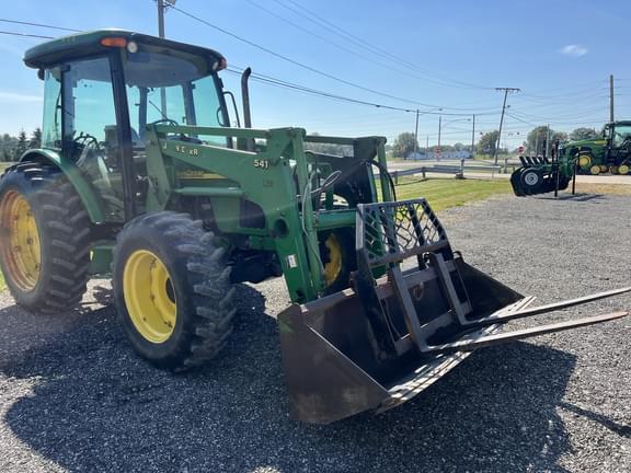 Image of John Deere 5520 equipment image 1