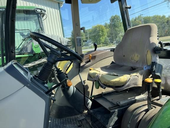 Image of John Deere 5520 equipment image 4