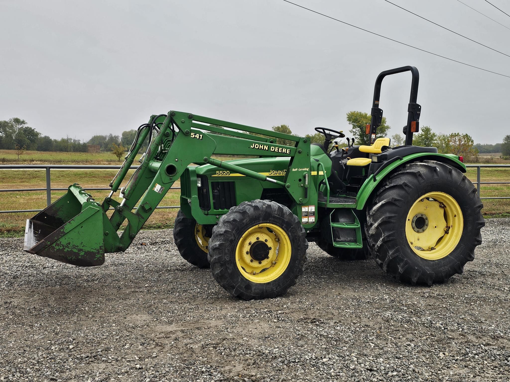 2002 John Deere 5520 Equipment Image0