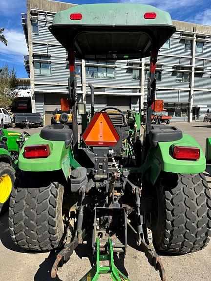 Image of John Deere 5520 equipment image 2