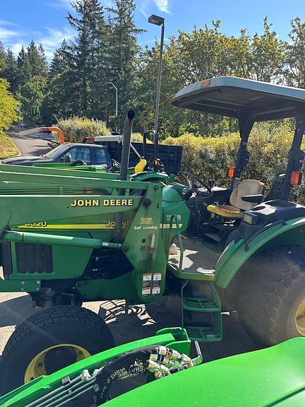 Image of John Deere 5520 equipment image 1