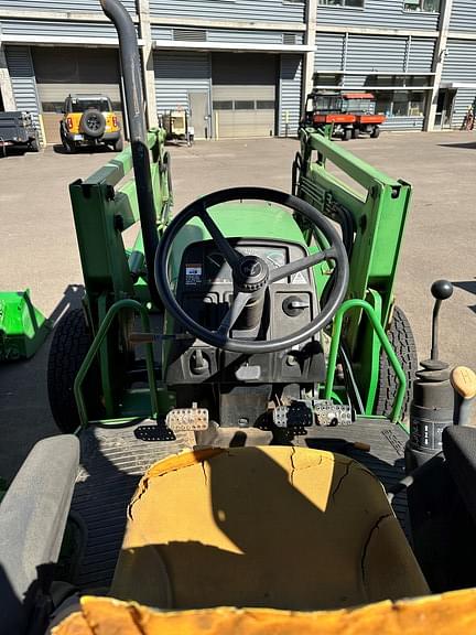 Image of John Deere 5520 equipment image 3