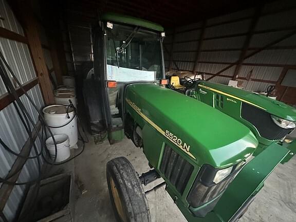 Image of John Deere 5520N equipment image 1