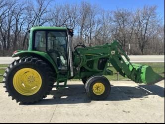 Image of John Deere 6220 equipment image 1