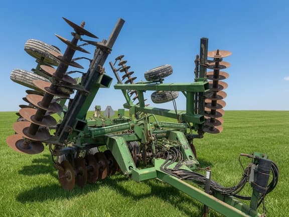 Image of John Deere 637 equipment image 1