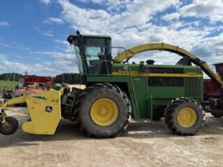 Image of John Deere 6850 equipment image 1