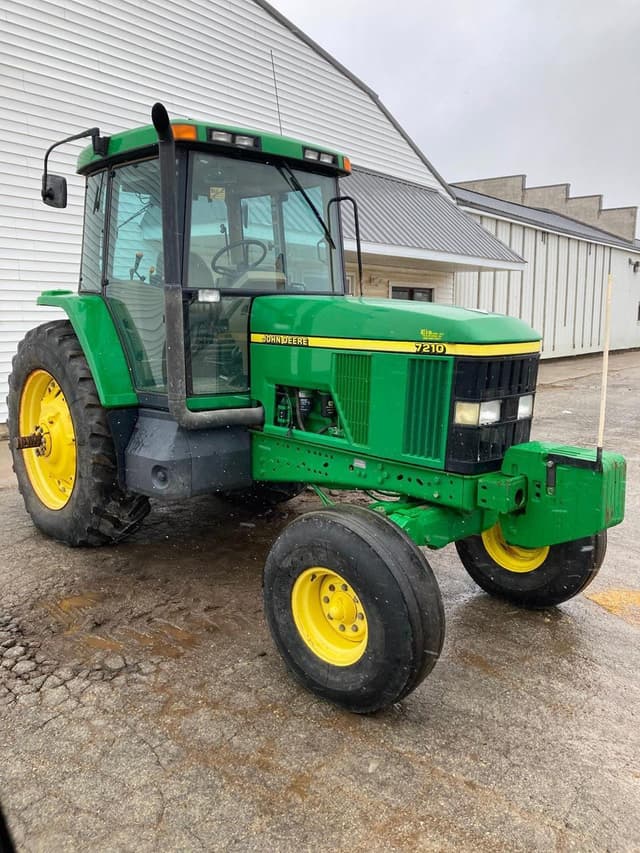 Image of John Deere 7210 equipment image 1