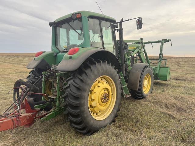 Image of John Deere 7520 equipment image 4