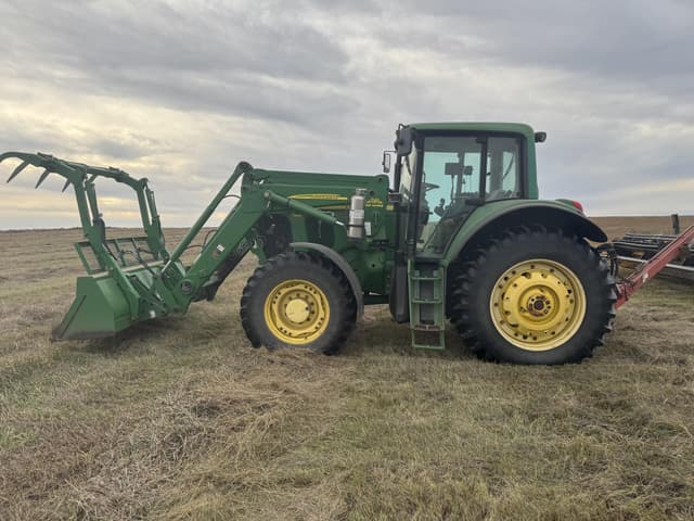 Image of John Deere 7520 equipment image 2