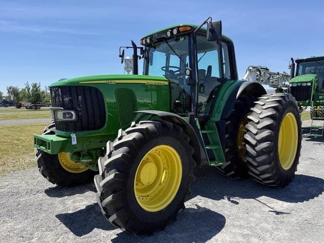 Image of John Deere 7520 equipment image 1