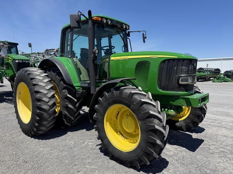 2002 John Deere 7520 Equipment Image0