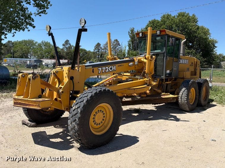 2002 John Deere 772CH Equipment Image0