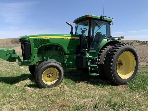 Image of John Deere 8220 Primary image