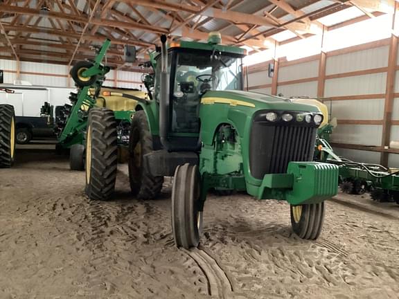 Image of John Deere 8220 equipment image 1