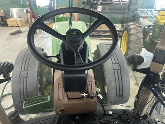 Image of John Deere 8220 equipment image 2