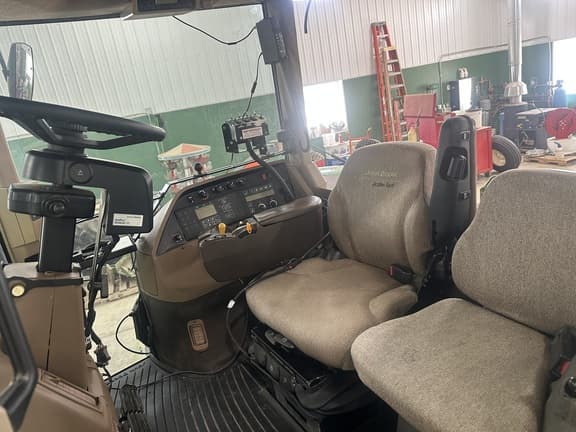 Image of John Deere 8220 equipment image 4