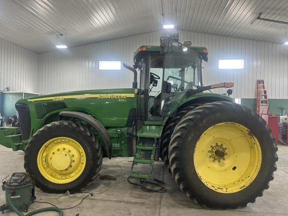 Image of John Deere 8220 equipment image 1