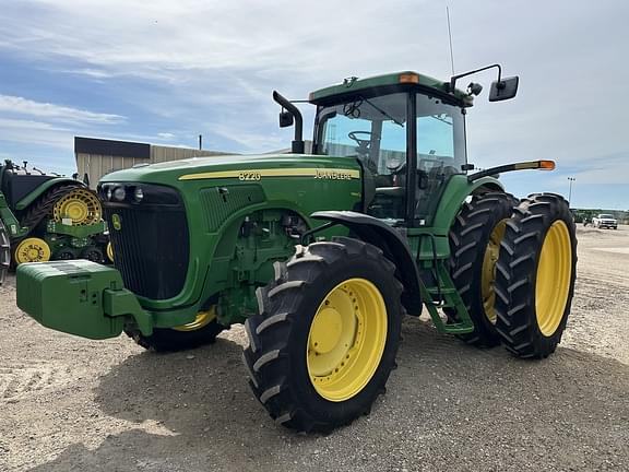 Image of John Deere 8220 equipment image 1