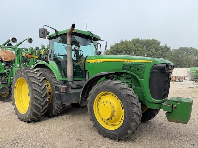 Image of John Deere 8220 equipment image 3