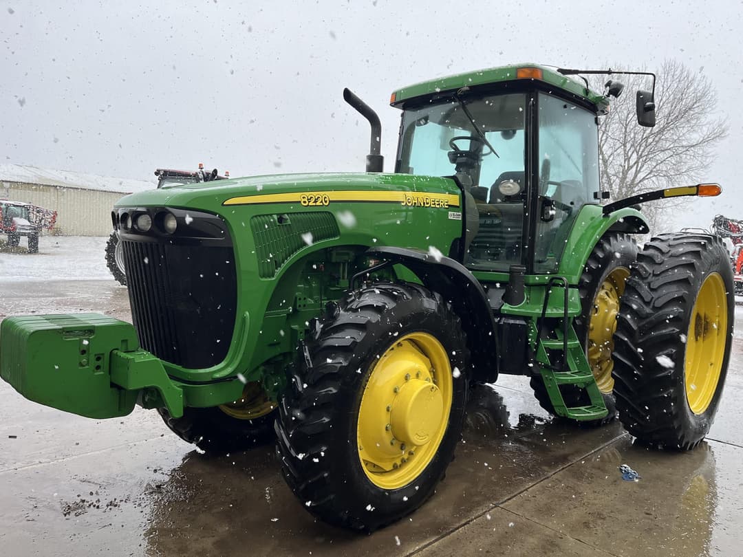 Image of John Deere 8220 Primary image