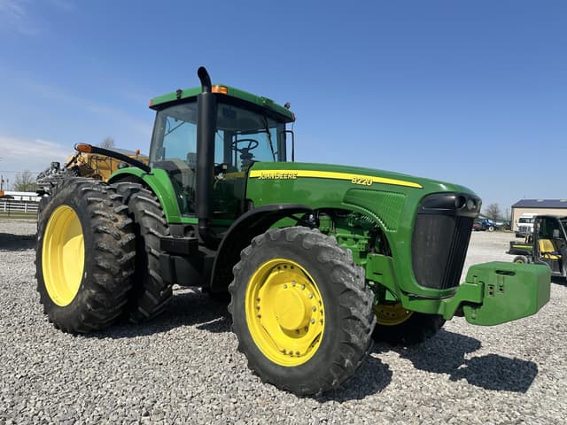 Image of John Deere 8220 equipment image 1