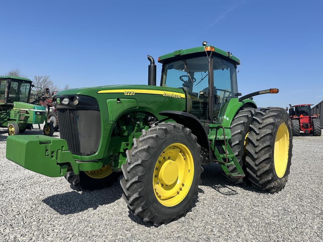 Image of John Deere 8220 Primary image