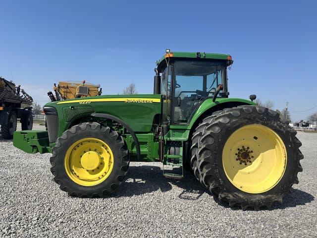 Image of John Deere 8220 equipment image 2