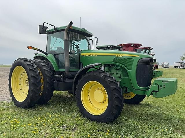 Image of John Deere 8220 equipment image 1