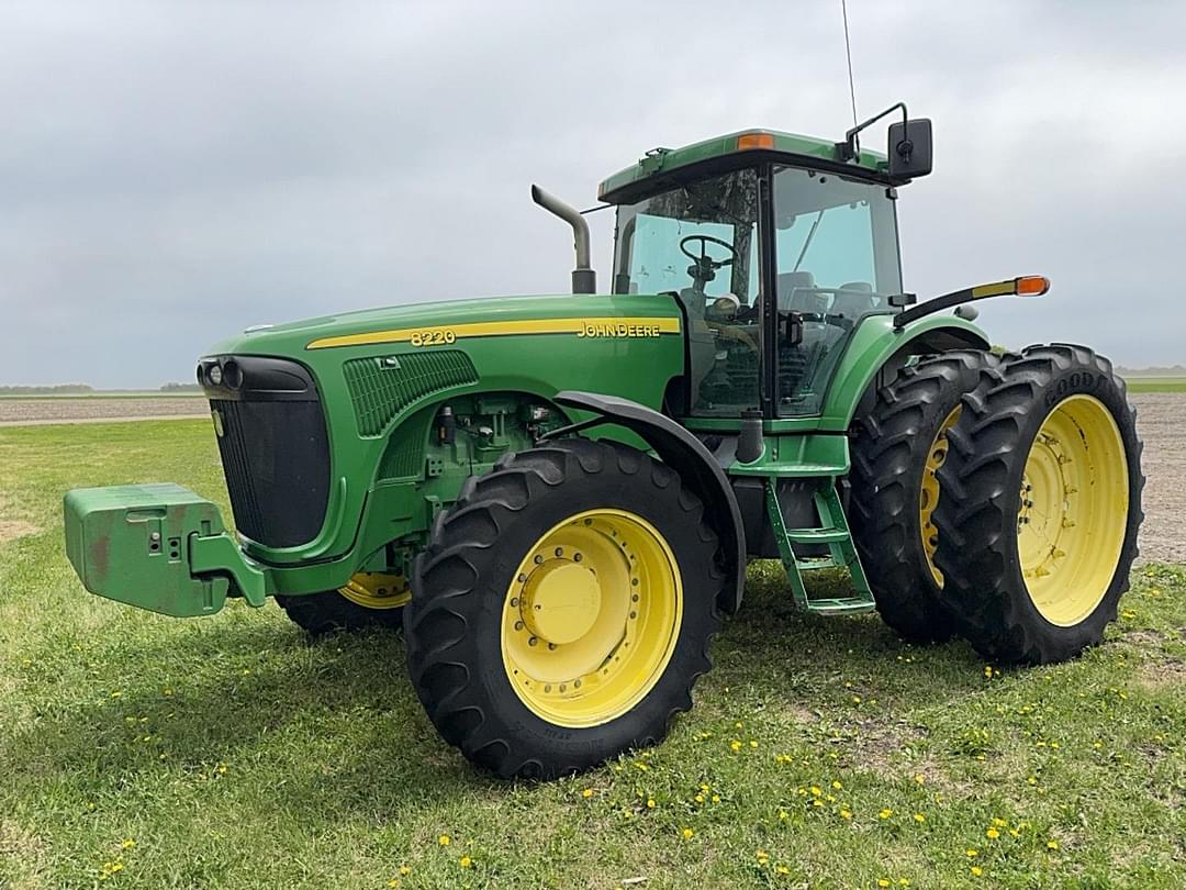 Image of John Deere 8220 Primary image