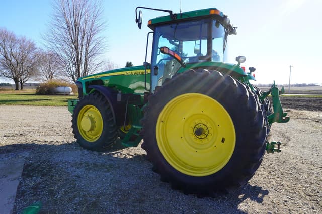 Image of John Deere 8320 equipment image 1