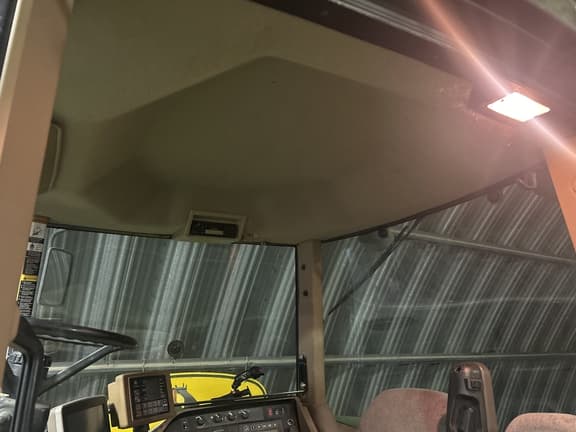 Image of John Deere 8320 equipment image 3