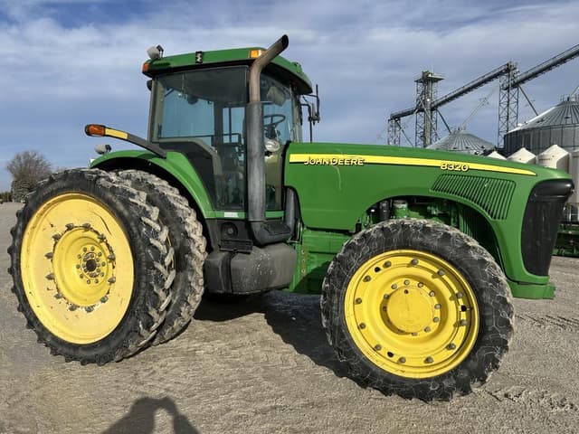 Image of John Deere 8320 equipment image 1