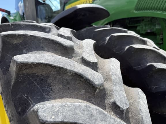 Image of John Deere 8520 equipment image 1