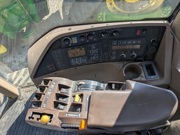 Image of John Deere 8520T equipment image 4