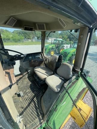 Image of John Deere 8520T equipment image 4